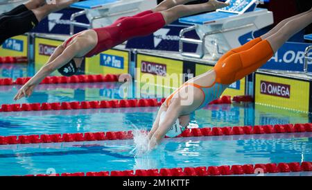 Melbourne, Australien. 13.. Dezember 2022. Zhang Yufei (R) aus China nimmt am 16. 13. Dezember 2022 beim 50m. FINA World Swimming Championships (25m) 2022 in Melbourne, Australien, beim Halbfinale der Schmetterlinge der Frauen Teil. Kredit: Hu Jingchen/Xinhua/Alamy Live News Stockfoto