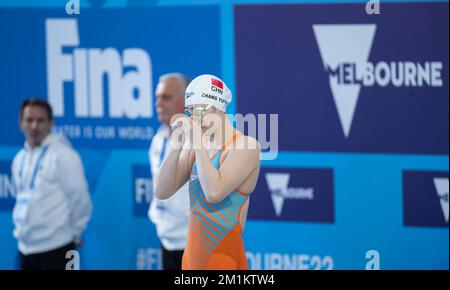 Melbourne, Australien. 13.. Dezember 2022. Zhang Yufei (Vorderseite) von China ist vor dem 50m. Schmetterling-Halbfinale der Frauen bei der FINA World Swimming Championships 16. (25m) 2022 in Melbourne, Australien, am 13. Dezember 2022 zu sehen. Kredit: Hu Jingchen/Xinhua/Alamy Live News Stockfoto