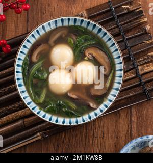 Beim Wintersonnenfest essen wir große yuanxiao aus tangyuan (tang Yuan, hässliche Reisklößchen) mit herzhafter Suppe in einer Schüssel. Stockfoto