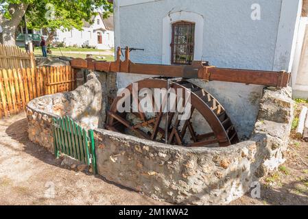 Elim, Südafrika - 21. September 2022: Die Wasserfurche und das Wasserrad an der Mühle in Elim, in der Provinz Westkap Stockfoto