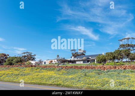 Elim, Südafrika - 21. September 2022: The Black Oystercatcher Restaurant and Winery, neben der Straße R43 zwischen Elim und Bredasdorp Stockfoto