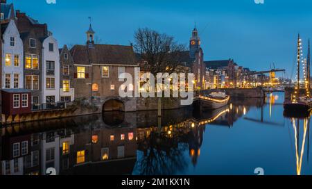 Abend im historischen Hafen von Delfshaven, einem Stadtteil von Rotterdam, Niederlande Stockfoto