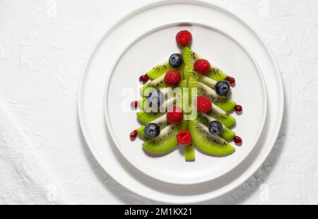 Lustiger essbarer Weihnachtsbaum, Weihnachtsfrühstück-Idee für Kinder. Speicherplatz kopieren Stockfoto