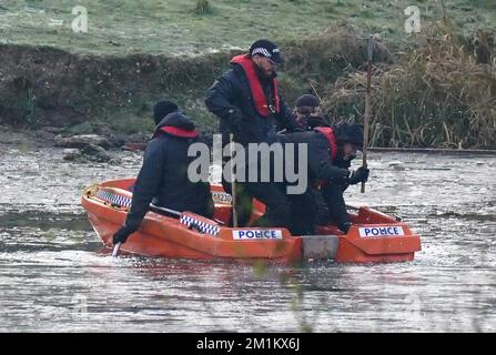 Die Polizei bricht das Eis am See im Babbs Mill Park in Kingshurst, nach dem Tod von drei Jungen im Alter von acht, 10 und 11 Jahren, die durch Eis in den See in den West Midlands gefallen sind. Foto: Dienstag, 13. Dezember 2022. Stockfoto