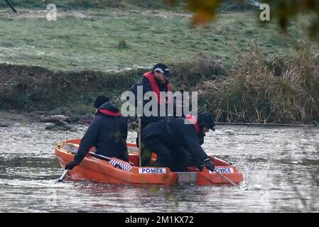 Die Polizei bricht das Eis am See im Babbs Mill Park in Kingshurst, nach dem Tod von drei Jungen im Alter von acht, 10 und 11 Jahren, die durch Eis in den See in den West Midlands gefallen sind. Foto: Dienstag, 13. Dezember 2022. Stockfoto