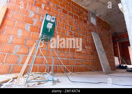 Verteilertafeln mit industriellen mehrphasigen Netzsteckern und -Buchsen liefern elektrische Energie für die Baustelle. Stockfoto