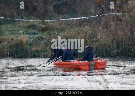 Die Polizei bricht das Eis am See im Babbs Mill Park in Kingshurst, nach dem Tod von drei Jungen im Alter von acht, 10 und 11 Jahren, die durch Eis in den See in den West Midlands gefallen sind. Foto: Dienstag, 13. Dezember 2022. Stockfoto