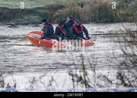 Die Polizei bricht das Eis am See im Babbs Mill Park in Kingshurst, nach dem Tod von drei Jungen im Alter von acht, 10 und 11 Jahren, die durch Eis in den See in den West Midlands gefallen sind. Foto: Dienstag, 13. Dezember 2022. Stockfoto