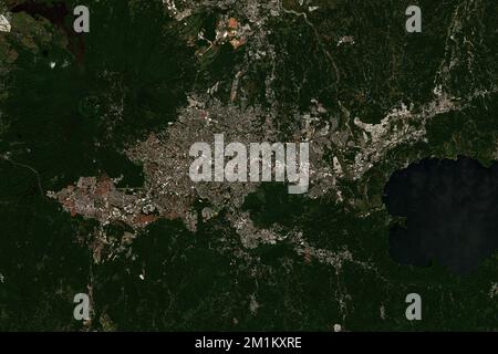 Hochauflösendes Satellitenbild von San Salvador, der Hauptstadt von El Salvador – enthält modifizierte Copernicus Sentinel-Daten (2022) Stockfoto