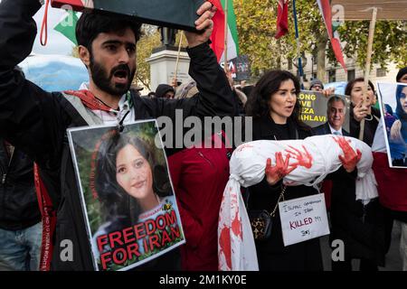 Iraner in London protestieren gegen die Islamische Republik im Iran und unterstützen den Aufstand der Frauenrevolution vom 19. November 2022. Stockfoto