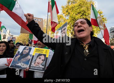 Iraner in London protestieren gegen die Islamische Republik im Iran und unterstützen den Aufstand der Frauenrevolution vom 19. November 2022. Stockfoto