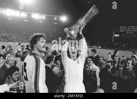 ARCHIVFOTO: Allan SIMONSEN wird am 15. Dezember 2022 70 Jahre alt, Fußball UEFA Pokal 1979, Bor. Borussia Mönchengladbach-Red Star Belgrad 1-0 Allan SIMONSEN mit dem UEFA-Cup? Stockfoto