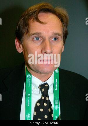 Frankfurt, Deutschland. 05.. Dezember 2003. ARCHIVFOTO: Allan SIMONSEN wird am 15. Dezember 2022, 72 SN WM 0512.jpg Jahre alt, Allan SIMONSEN, DEN, Portrait Soccer World Cup 2006, Verlosung der Teilnahmegruppen am 5.. Dezember 70 2003? Kredit: dpa/Alamy Live News Stockfoto