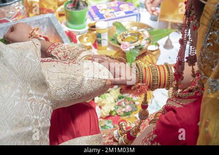 Ein Nahfoto der Braut und des Bräutigams bei einer traditionellen Hindu-Hochzeit. In Queens, New York City. Stockfoto