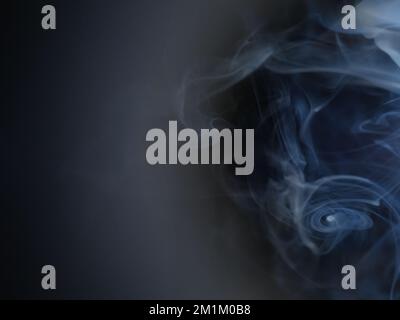 Anmutige Wirbel von weißem Räucherrauch auf schwarzem Hintergrund. Nahaufnahme von Dampf. Weichzeichner und Textur von Helios 44m-4-Objektiv im Vintage-Design. Abstrakter Hintergrund. Stockfoto