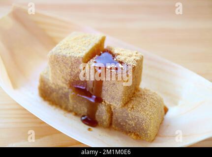 Köstliche japanische traditionelle Konfektion namens Warabimochi mit Kuromitsu-Sirup Stockfoto