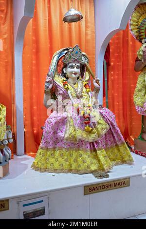 Eine Statue der hinduistischen Göttin Santoshi Mata, der Mutter der Zufriedenheit, in einem Tempel in Queens, New York City. Stockfoto