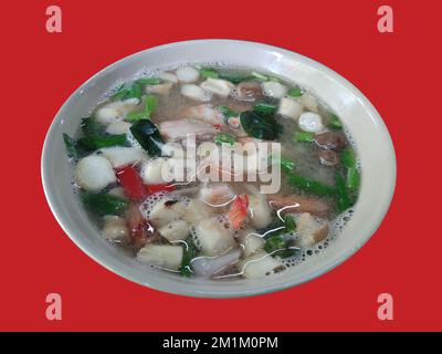 Isolierte Tom Yum Goong klare Suppe, originale thailändische Tom Yum Stockfoto