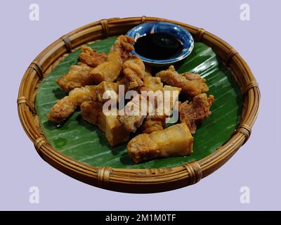 Isolierter frittierter Schweinebauch mit Fischsoße Stockfoto