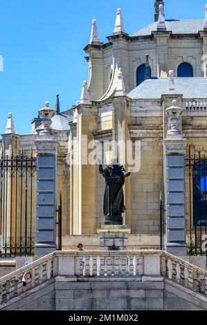 Statue von Papst Johannes Paul II. Oder Skulptur vor der Almudena Kathedrale. Stockfoto