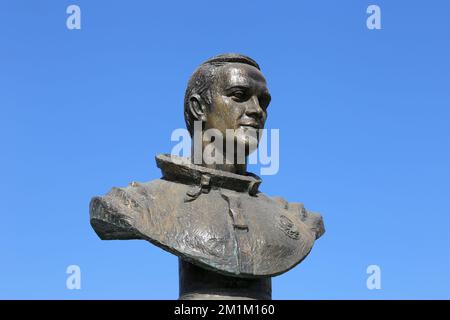 Statue des Kosmonauten Wladimir Dshanibekov, Denkmal für Kosmonauten, Afrosiyob Street, Südtaschkent, Provinz Taschkent, Usbekistan, Zentralasien Stockfoto
