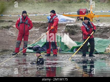 Polizei auf dem See im Babbs Mill Park in Kingshurst, nach dem Tod von drei Jungen im Alter von acht, 10 und 11 Jahren, die durch Eis in den See in den West Midlands fielen. Foto: Dienstag, 13. Dezember 2022. Stockfoto