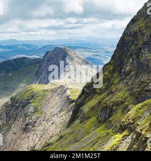 Auf den Snowdon, die Berge in Nordwales. Blick auf Hügel und Berge, grünes Gras und Wolken, selektiver Fokus Stockfoto