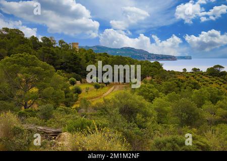 Blick auf die Ostküste des Naturparks der Insel Sa Dragonera mit der Spitze von Es Calafats im Hintergrund, Balearen, Spanien Stockfoto