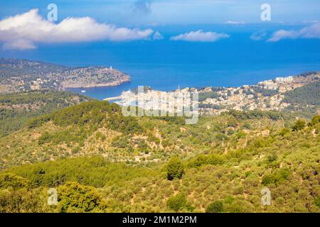 Panoramablick aus der Vogelperspektive auf die Bucht von Sóller, von Miador de Ses Barques, Insel Mallorca, Spanien aus gesehen Stockfoto