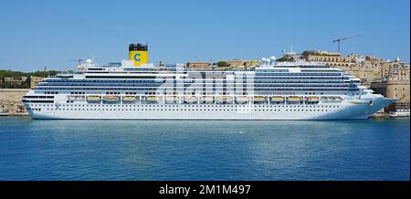 VALLETTA, MALTA am 2022. Mai: Panoramablick auf das Schiff Costa Fascinosa in der europäischen Hauptstadt, blauer Himmel am warmen, sonnigen Frühlingstag. Stockfoto