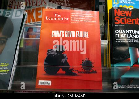 Titelseite des Economist 'China 's Covid Failure' Covid 19 Pandemie auf Magazinenregal mit Magazinen im Laden London UK Großbritannien 2022 Stockfoto