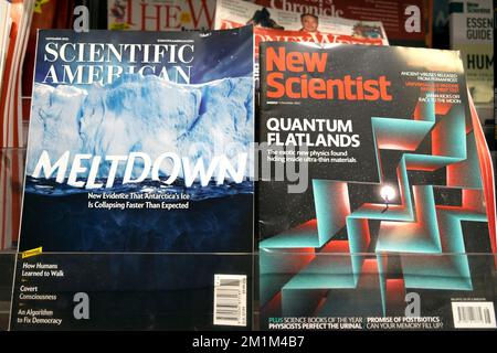 Titelseiten für die amerikanische „Meltdown“-Klimakrise und New Scientist „Quantum Flatlands“-Titel für die Titelseiten des Magazinregals London UK Stockfoto