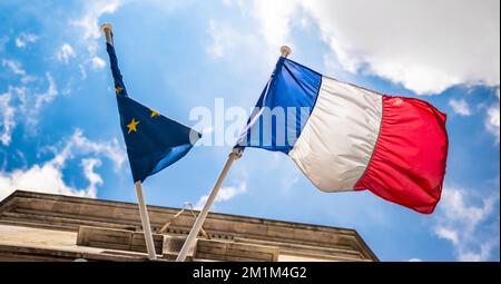 Französische Flagge und verdrehte Flagge der Europäischen Union Stockfoto