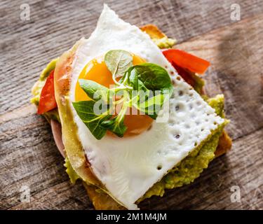 Getoastetes Brot mit Ei Stockfoto
