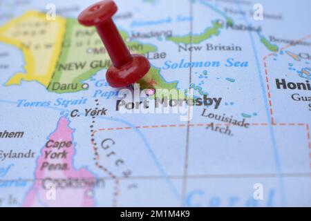 Rote Stecknadel zeigt auf Position von Port Moresby Weltkarte Nahaufnahme Aktienfoto anzeigen Stockfoto
