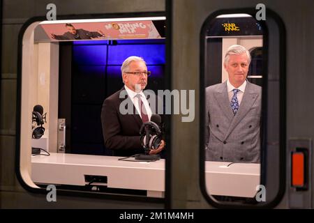 Belgien, Den 13. Dezember 2022 König Philippe - Filip von Belgien und RTBF-Generalverwalter Jean-Paul Philippot, Foto bei einem königlichen Besuch bei der Redaktion der RTBF und im Studio von Tarmac, den Jugendmedien der RTBF, französischsprachiges öffentliches Fernsehen, Dienstag, den 13. Dezember 2022. BELGA FOTO LAURIE DIEFFEMBACQ Stockfoto