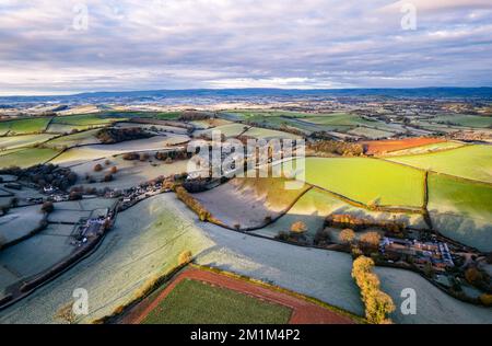 Frostige Felder und Farmen von einer Drohne, Torquay, Torbay, Devon, England, Europa Stockfoto