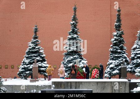 Blumen auf Stalins Grab legen an Stalins Geburtstag. 21. Dezember 2021. Moskau, Russland. Stockfoto