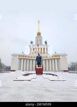 18. Dezember 2021. Moskau. Russland: Denkmal für Wladimir Lenin vor dem Zentralpavillon. Die Ausstellung der Errungenschaften der nationalen Wirtschaft VDNH Stockfoto