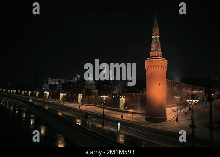 Moskauer Kreml in Feuer vor kalter Winternacht. Russland. Moskau im Winter Stockfoto