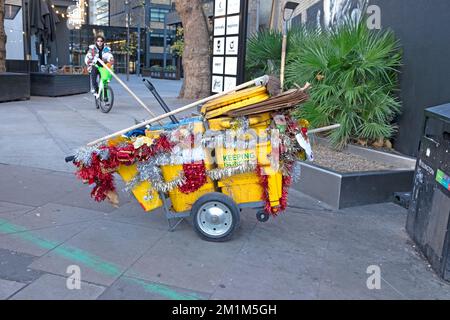 Weihnachtsdekorationen auf dem Staubwagen eines Straßenreinigers von Old Street in Islington London England UK Dezember 2022 Großbritannien KATHY DEWITT Stockfoto