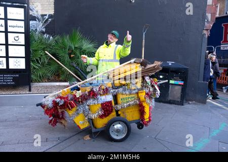 Straßenreiniger Staubmörder mit Weihnachtsdekorationen auf seinem Staubwagen in Islington London England UK Dezember 2022 Großbritannien KATHY DEWITT Stockfoto