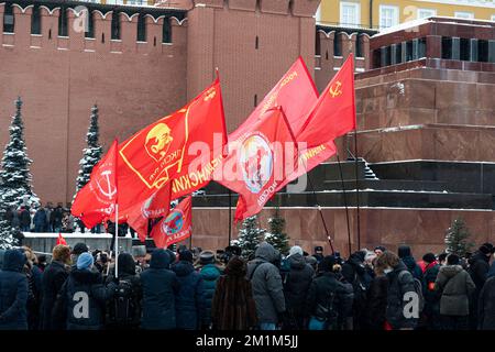 Die Kommunistische Partei der Russischen Föderation veranstaltet eine Kundgebung im Lenin-Mausoleum auf dem Roten Platz zum Gedenken an den Führer Stalin. 21. Dezember 2021. Mo Stockfoto