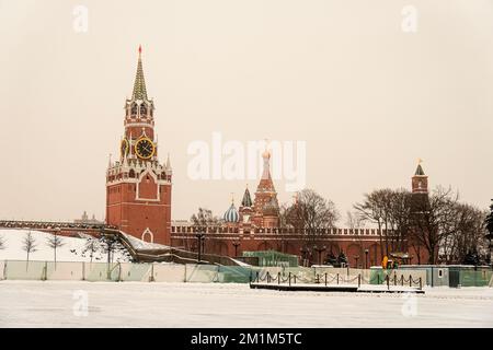 Winterblick auf die Türme Spasskaya und Tsarskaya des Moskauer Kremls. Moskau, Russland Stockfoto