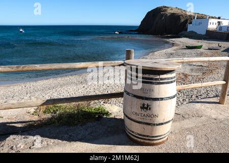 Isleta del Moro, Almeria, Spanien - 17. November 2022: Bar mit Barrel am Strand Isleta del Moro an einem sonnigen Tag Stockfoto