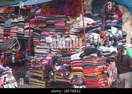 Kunsthandwerksartikel an der Straßenecke in Tilcara, Argentinien. 25. November 2022. Stockfoto