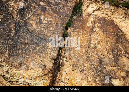 Alte Inschriften auf dem Felsen in Sanskrit Stockfoto