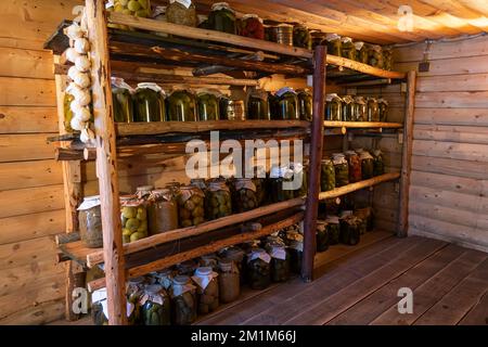 Erhaltung Salzen in großen Gläsern. Vorräte für den Winter. Konservierung von Obst und Gemüse für den Winter. Konserven in Gläsern. Stockfoto