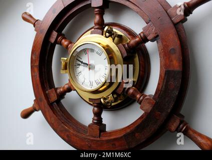 Zeigeruhr mit Kupferrahmen in der Sicht des Helm-Winkels in der Mitte aus Holz Stockfoto