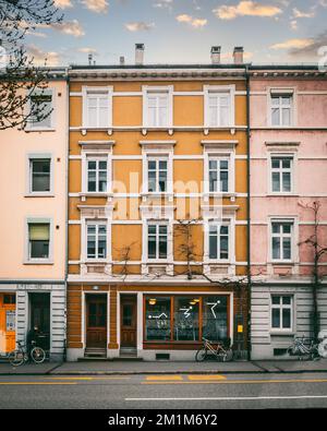 Ein vertikales Bild von bunten Gebäudefassaden in Freiburg. Stockfoto